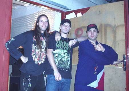 [23.11.2003] Jedna z prvn�ch fotek po zalo�en� Kremul�toru (nebo sp�e po tom, co si Lord Kopromaster po��dil digit�ln� fo��k :-) ) - zleva: Lord Kopromaster, Tom, Dave