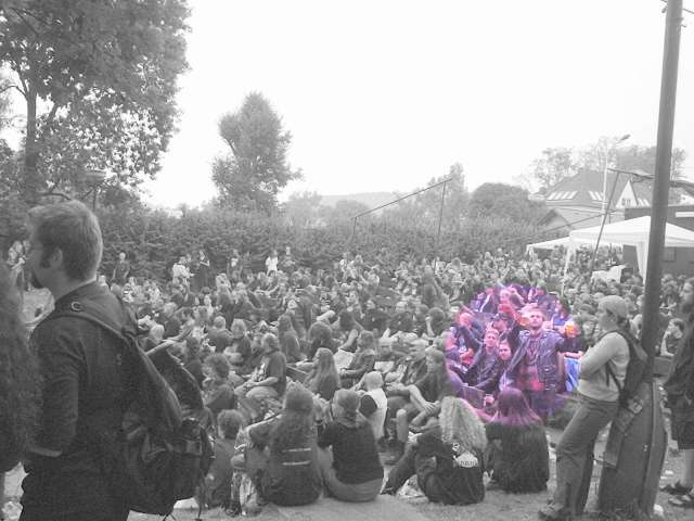 [24.07.2004] Open Hell Fest Volyn� 2004: Tom a Dave m�vaj� na pr�v� doraziv��ho Lorda Kopromastera, �e jsou na fes��ku taky :-)
