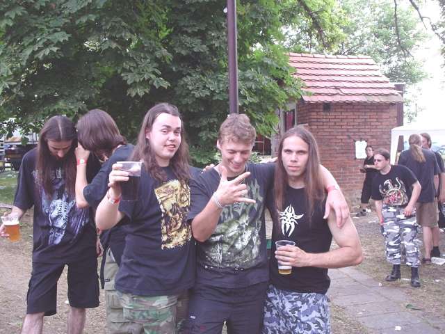 [24.07.2004] Open Hell Fest Volyn� 2004: fotka pro nezn�m�ho fanou�ka Kremul�toru - zleva: fan, Tom, Lord Kopromaster